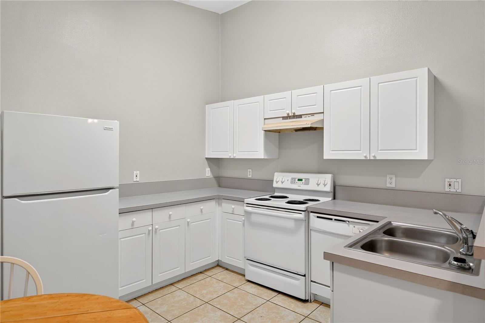 8831 GRAND PALMS CIR Apt B