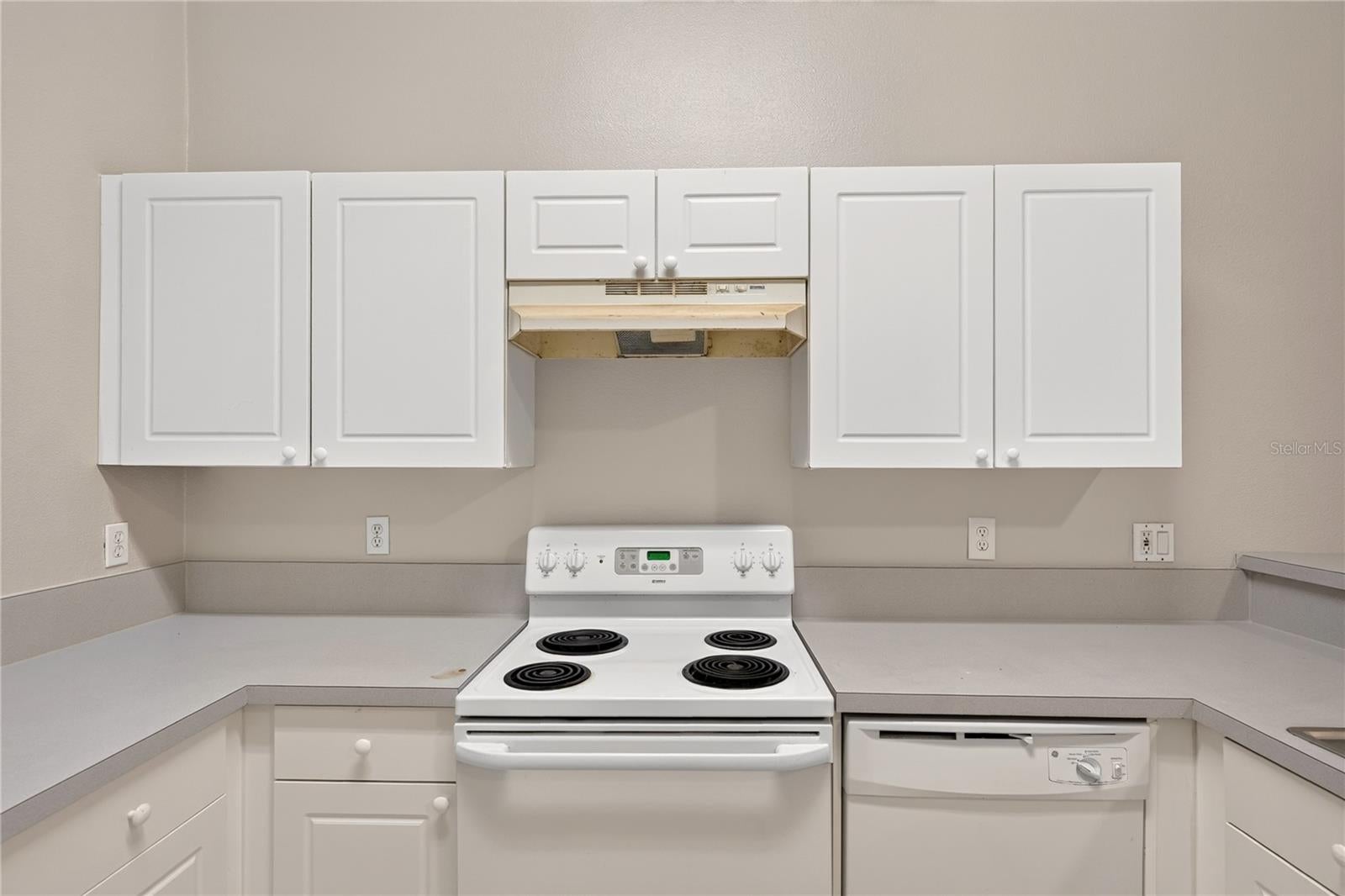 8831 GRAND PALMS CIR Apt B