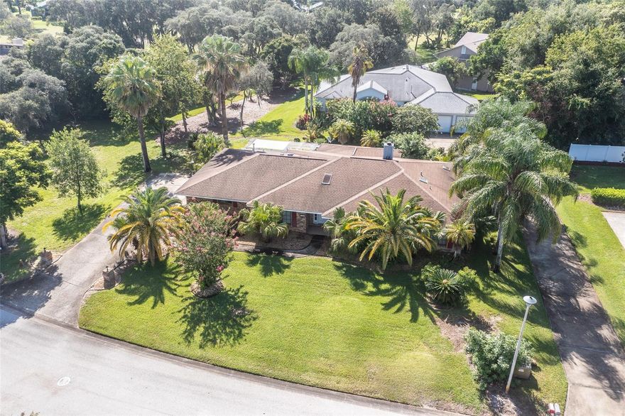 Beautiful Renovated  3 Bedroom / 2 Bathroom Sugar Mill Home located on a quiet cul-de-sac. This incredible Golfing Community
is one of the most desirable places to live with its mature landscaping, tall trees, and wonderful nature. The Home has great appeal both inside and out. Open Floor Plan, light and bright, the perfect place to live. Sugar Mill is Gated, close to the Beach and Shopping.
You will not be dissapointed. ;Water: City