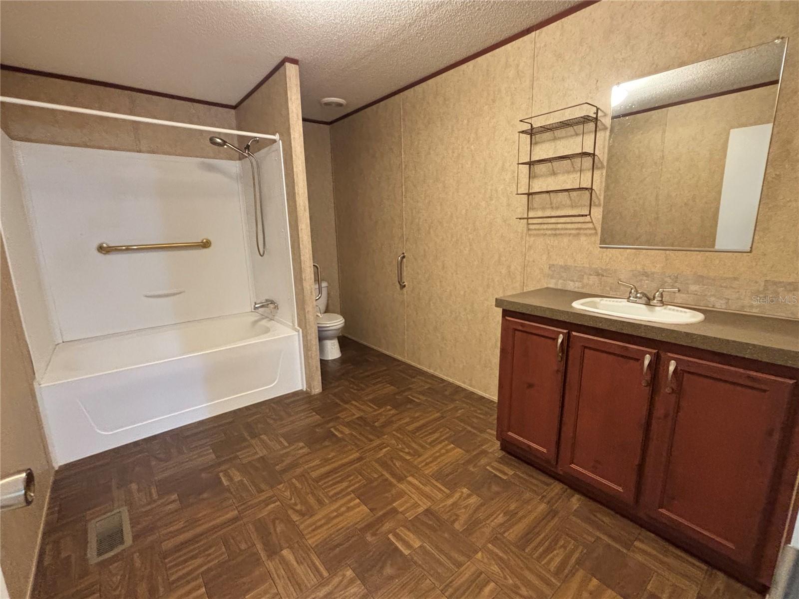 FOUR LAKES COMMUNITY - Residential