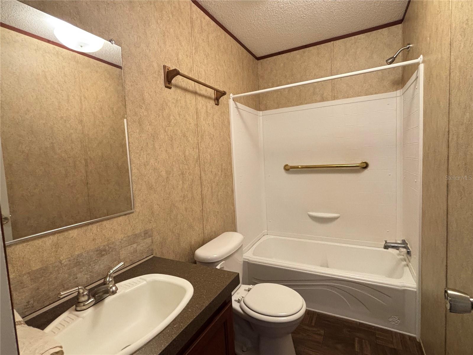 FOUR LAKES COMMUNITY - Residential