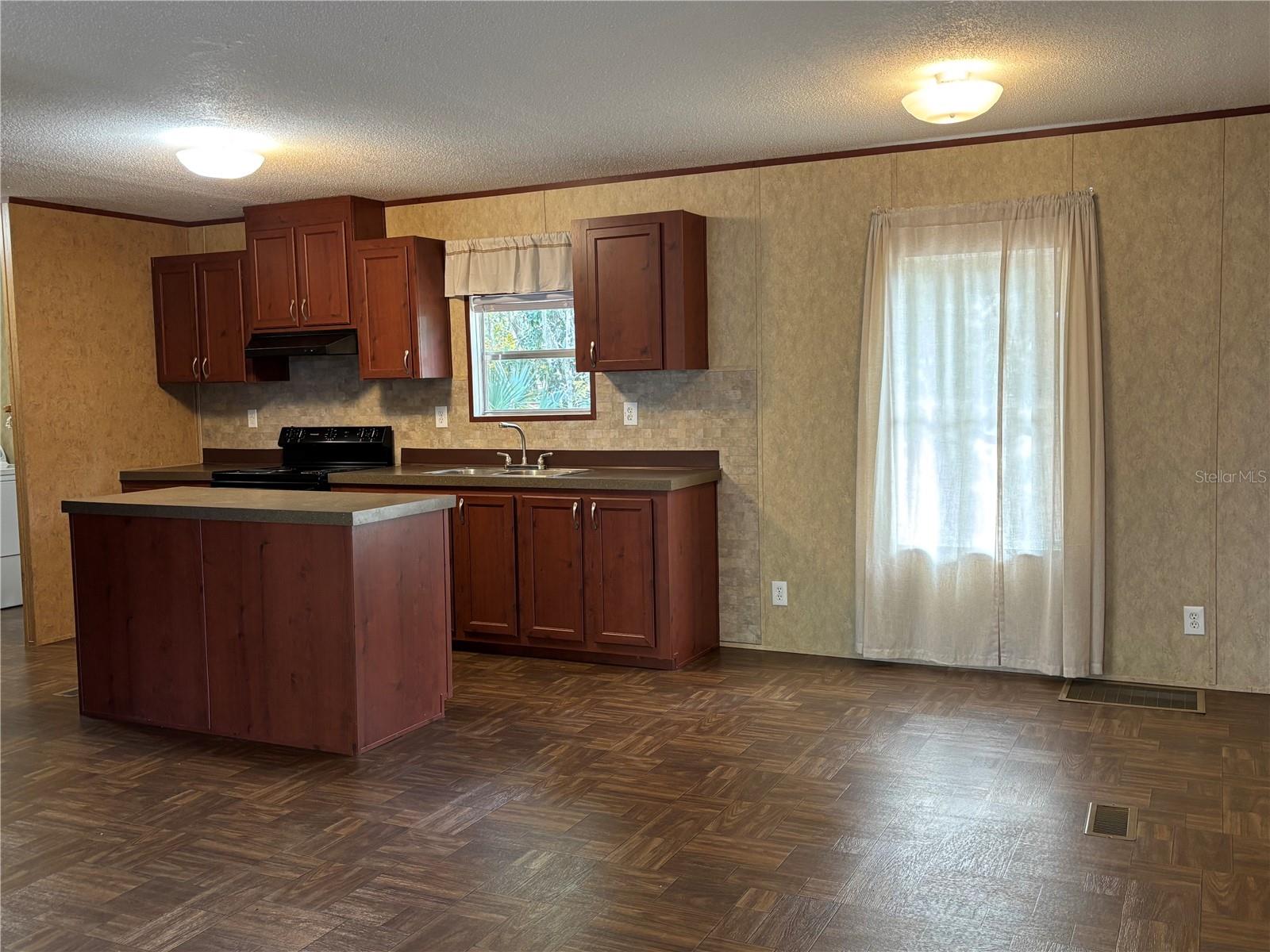 FOUR LAKES COMMUNITY - Residential