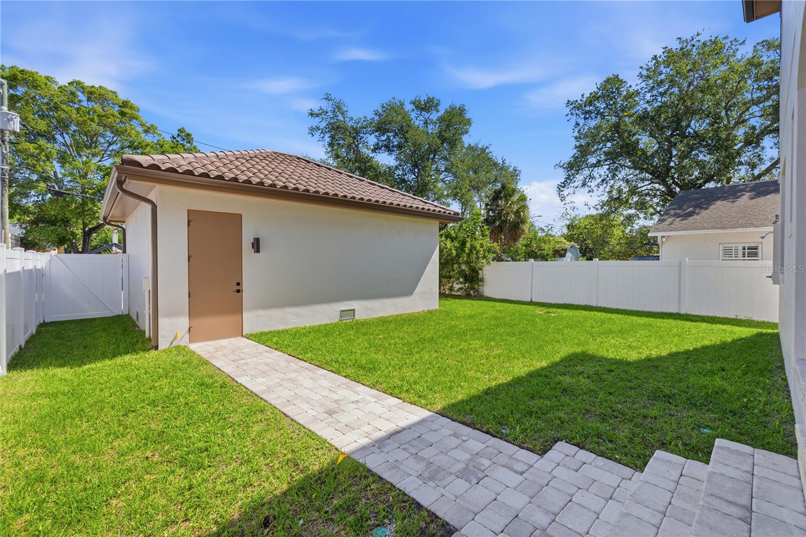 LA SALLE GARDENS - Residential