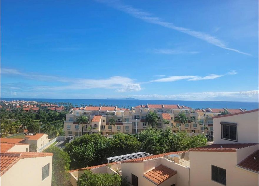 This beautiful loft located in the Montesol complex, within Palmas del Mar in Humacao, offers the comfort and security you’re looking for in one of the most exclusive communities in the eastern area.

Features include:

2 air conditioning units

Refrigerator with freezer

Washer and dryer

Private parking

Spacious open-concept layout, ideal for those who want to live in a peaceful environment with controlled access and just minutes away from the beaches, tennis courts, restaurants, and other amenities of Palmas del Mar.