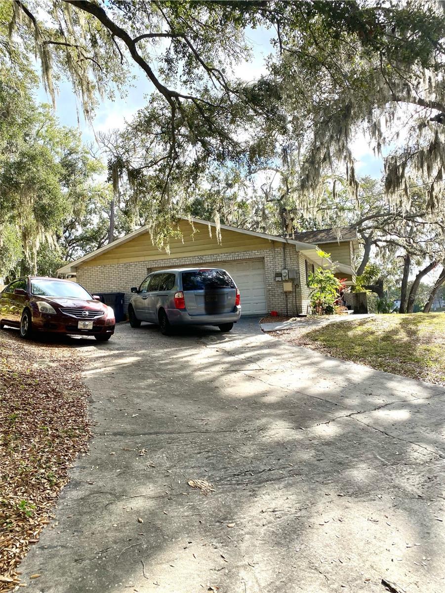 8301 N RIVER OAKS COURT