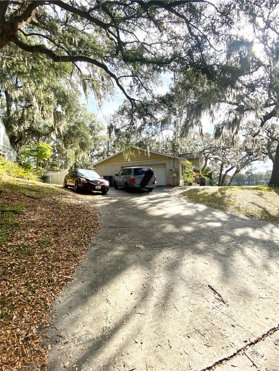 8301 N RIVER OAKS COURT