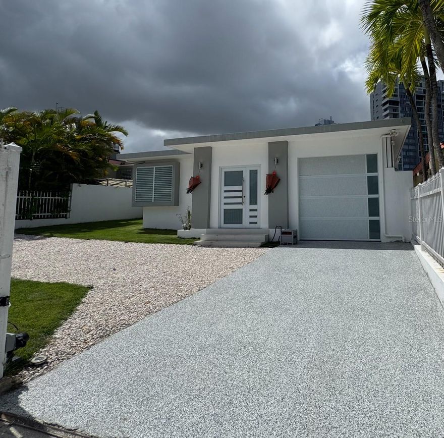 Excellent fully remodeled terrera property with security windows. With a privileged location having walking distance, schools, supermarket, pharmacies, restaurants, shopping centers, banks. It has many rooms being the main room very spacious with direct access to the family and to the terrace which is also accessed through the kitchen, which is fully equipped. It has two bathrooms inside the house and half a bath on the terrace. It has a 13Kilos generator and a cistern,