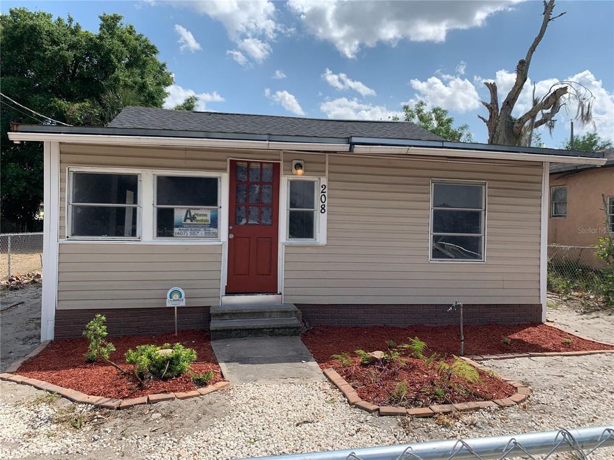 Single Family Home. 3 bed, 1 bath, fenced yard. Newer carpet.