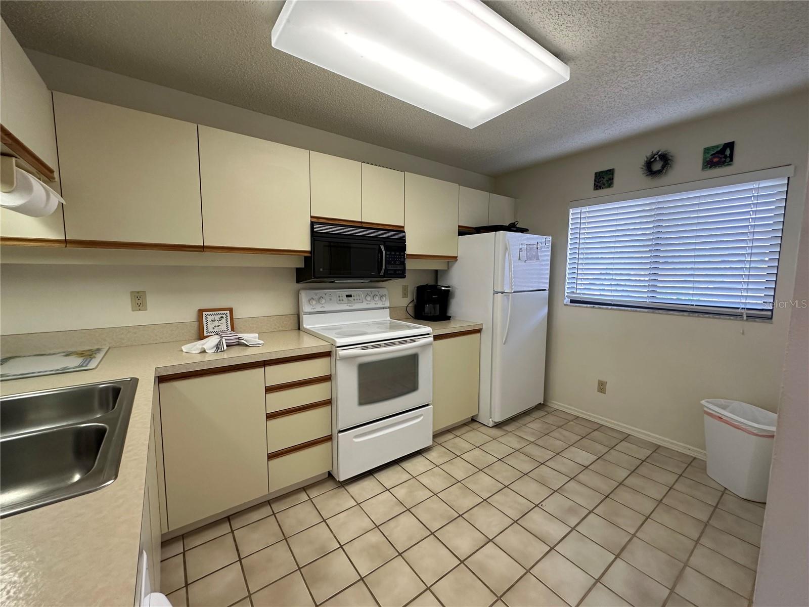 ASHTON LAKES 03 - Residential Lease