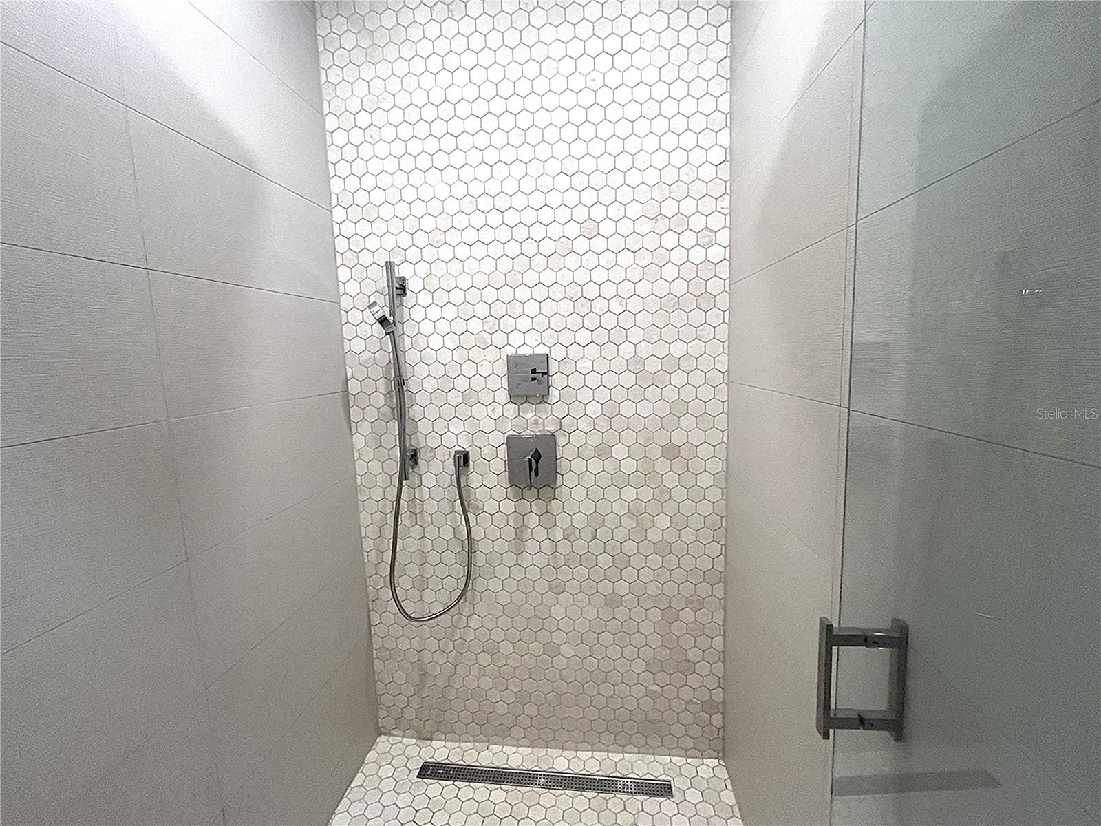 URB. RIVIERA PARKVIEW - Residential