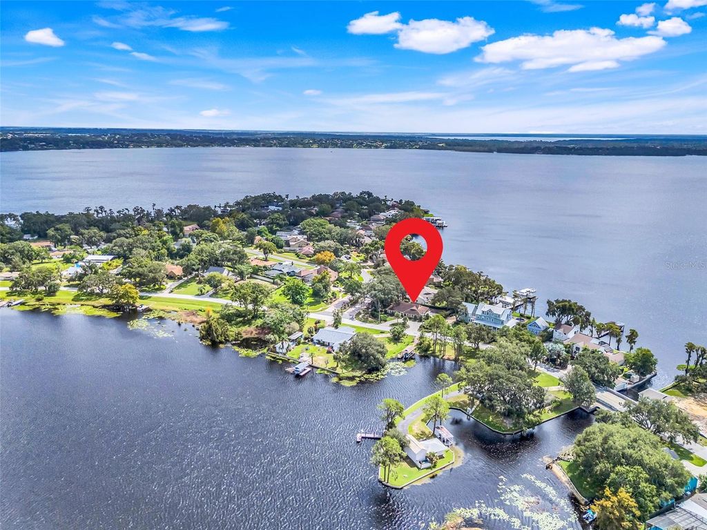 Photo of 721 W Lakeshore Drive, Clermont, FL 34711 (MLS # G5103220)