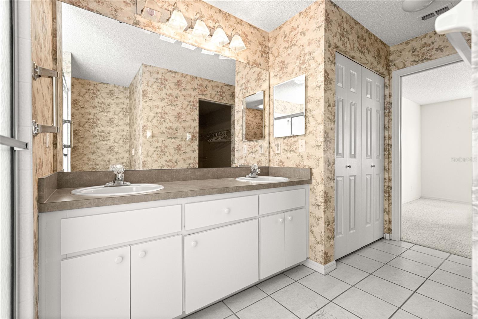 ON TOP OF THE WORLD - Residential