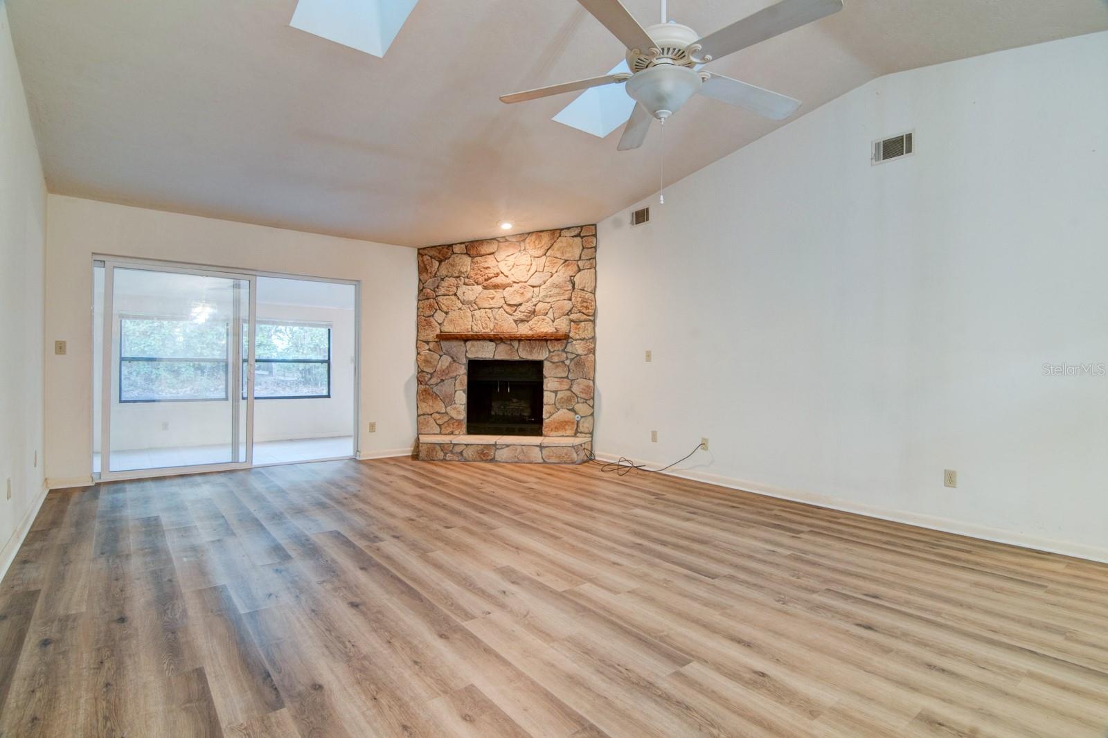 CUMBERLAND CIRCLE - Residential