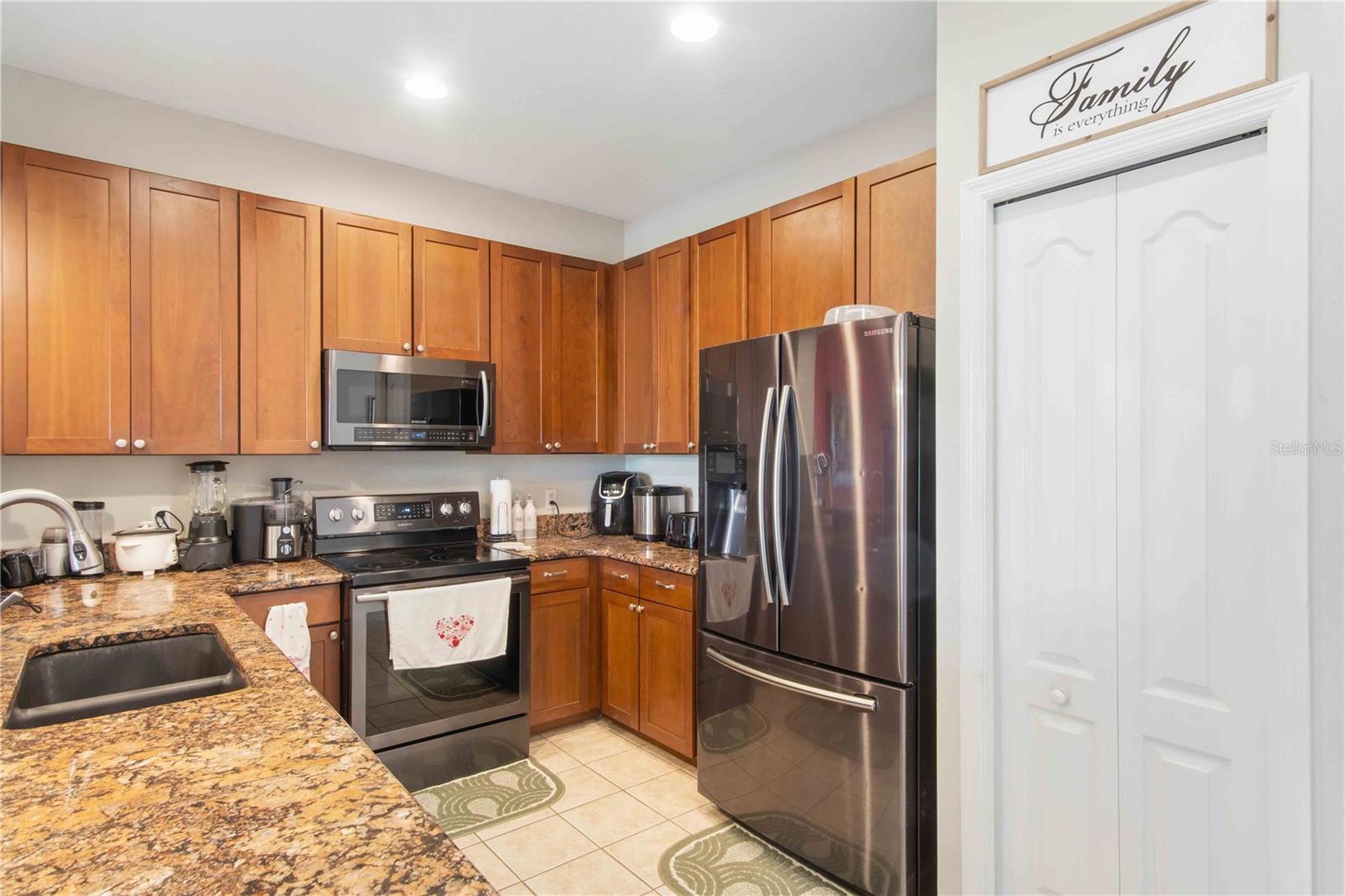 TOWNS AT LAKESIDE - Residential