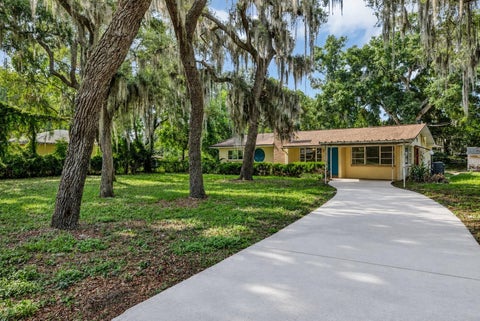 Photo of 1503 Moss Avenue, Leesburg, FL 34748 (MLS # G5114407)