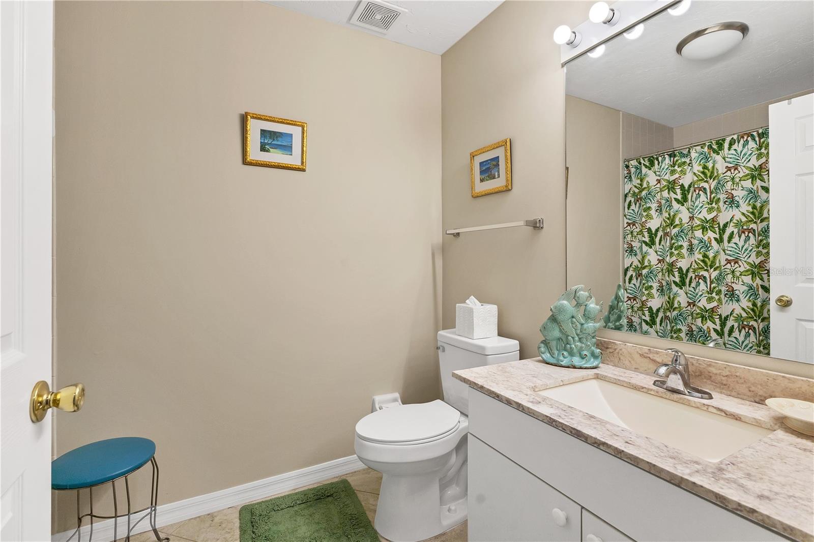 PLAZA DE FLORES - Residential Lease