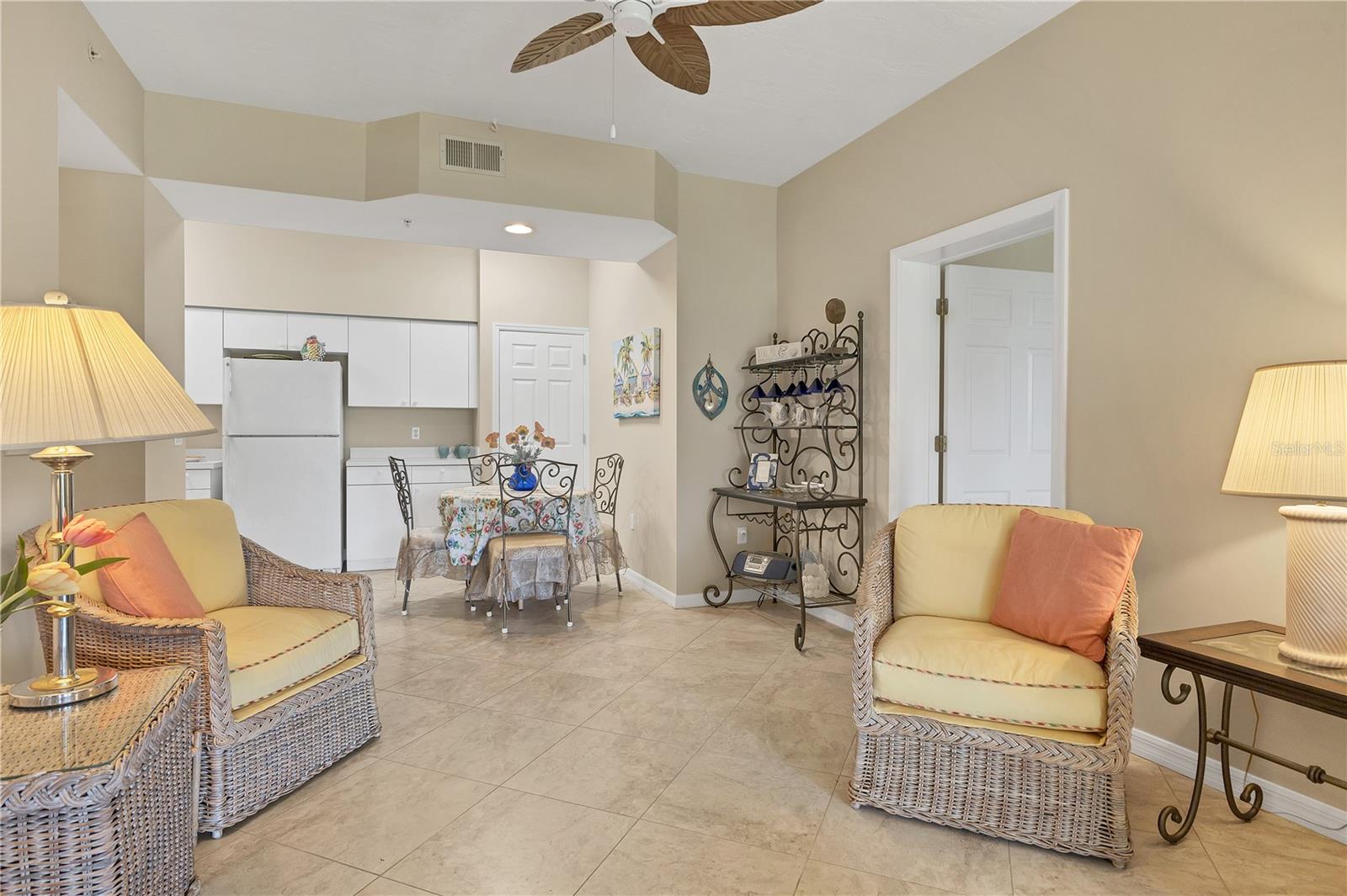 PLAZA DE FLORES - Residential Lease