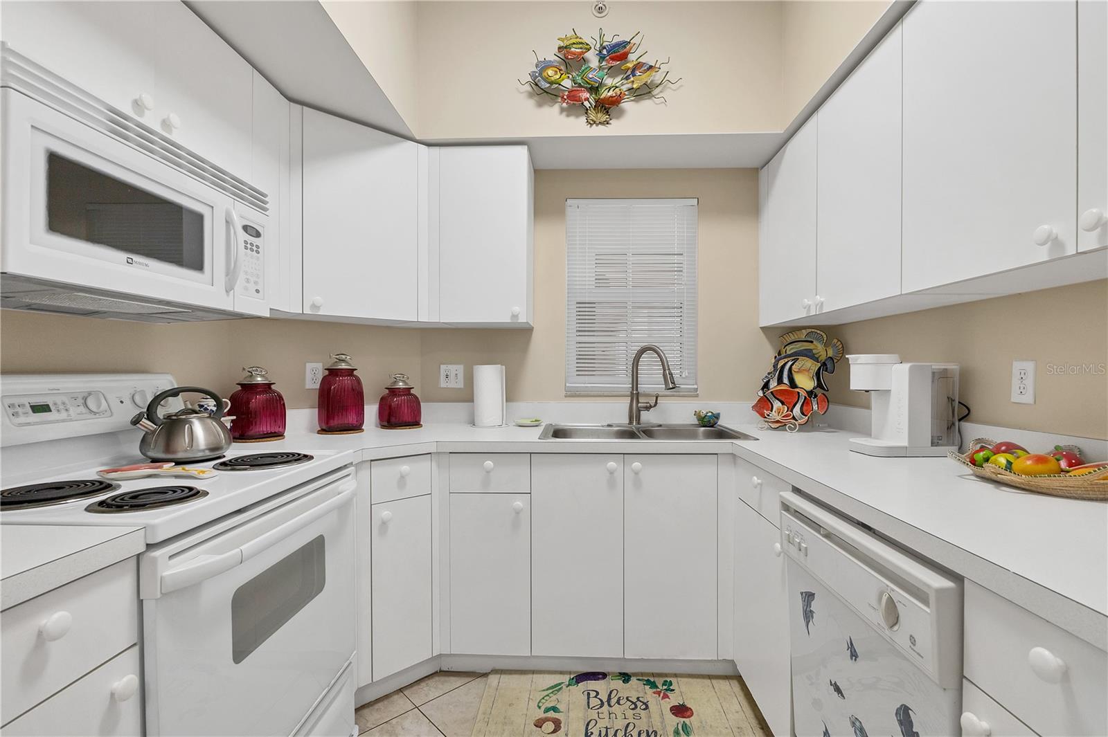 PLAZA DE FLORES - Residential Lease