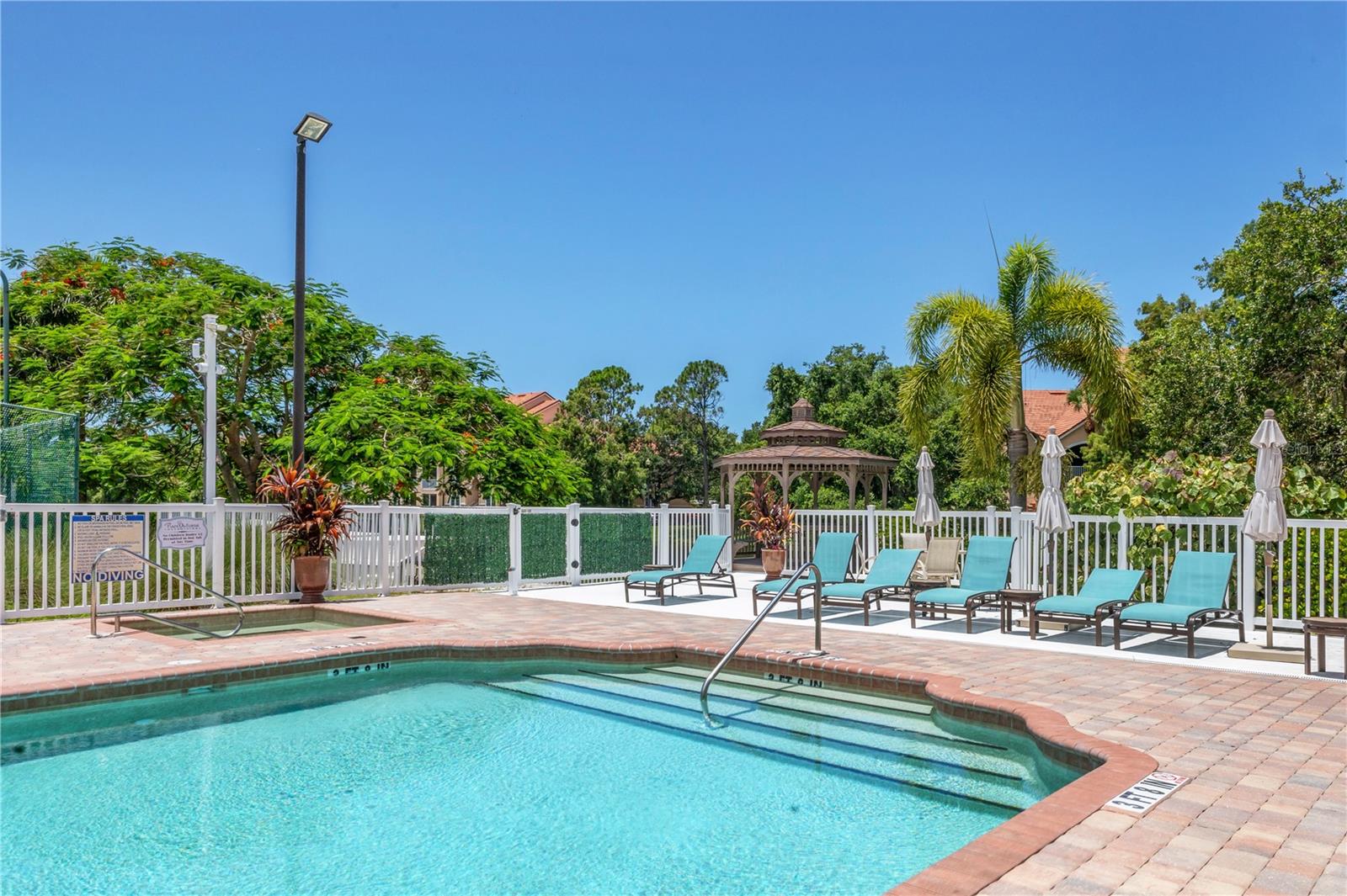 PLAZA DE FLORES - Residential Lease