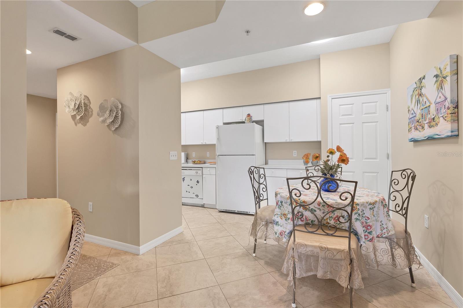 PLAZA DE FLORES - Residential Lease