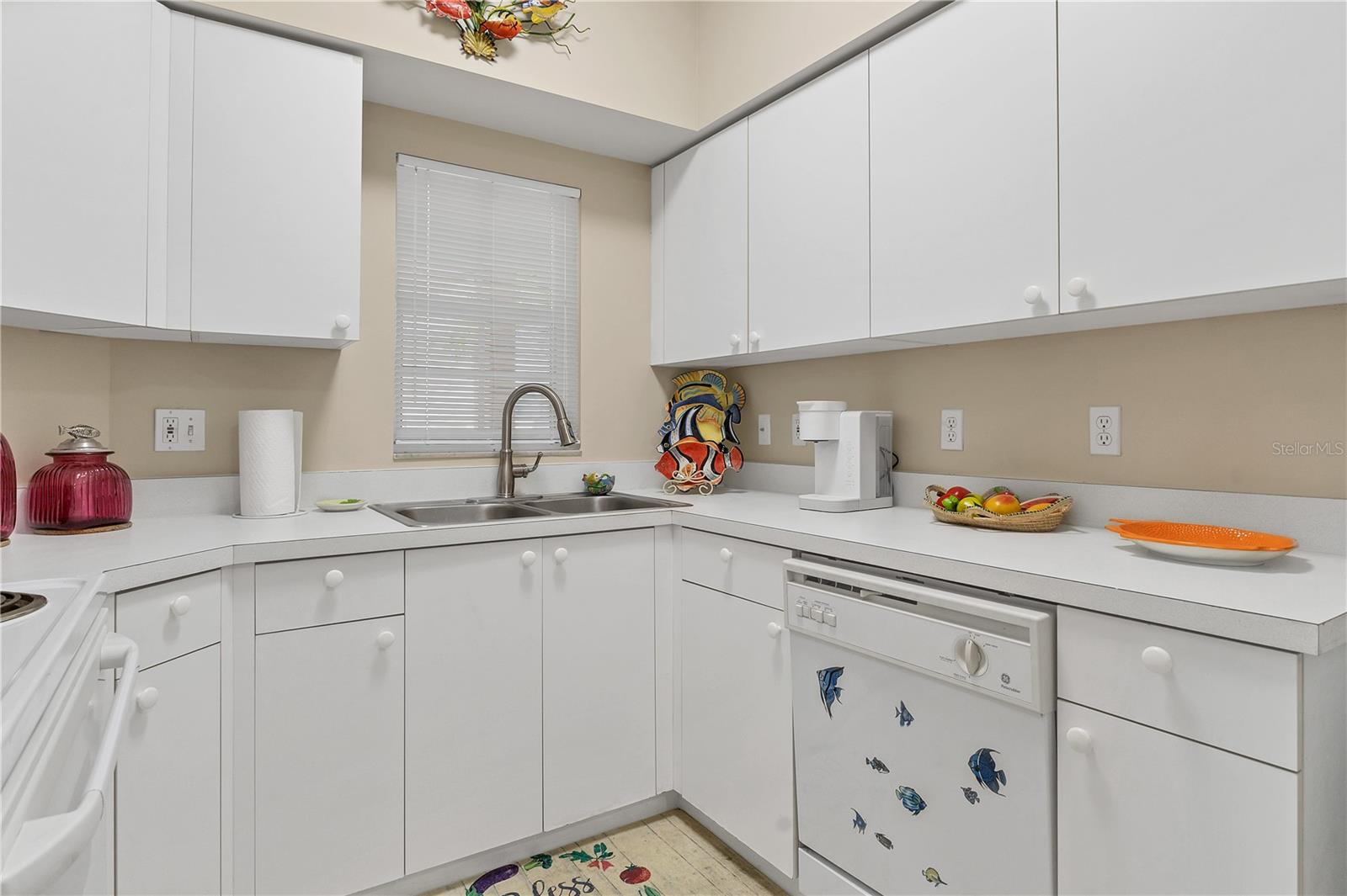 PLAZA DE FLORES - Residential Lease