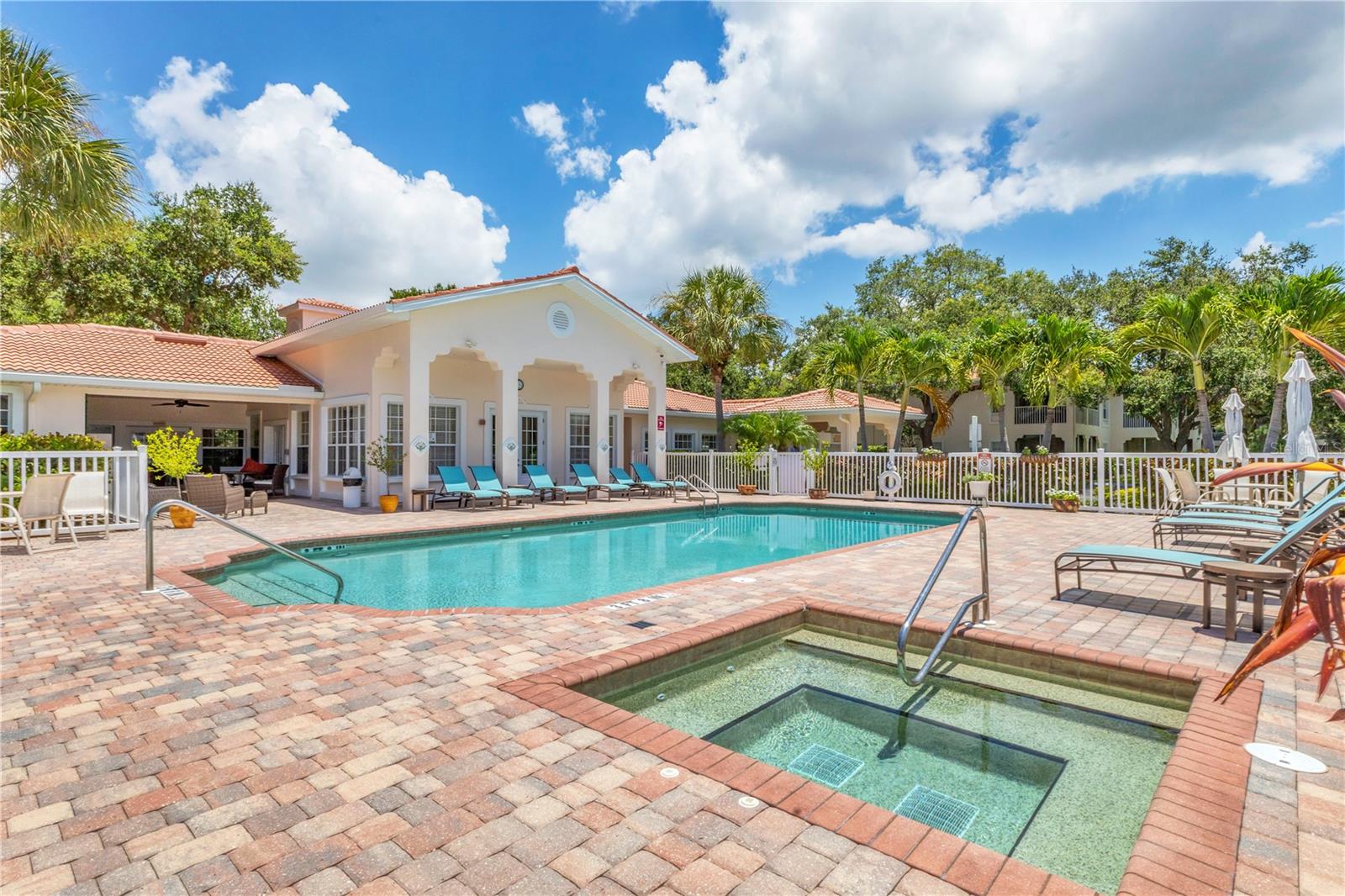 PLAZA DE FLORES - Residential Lease