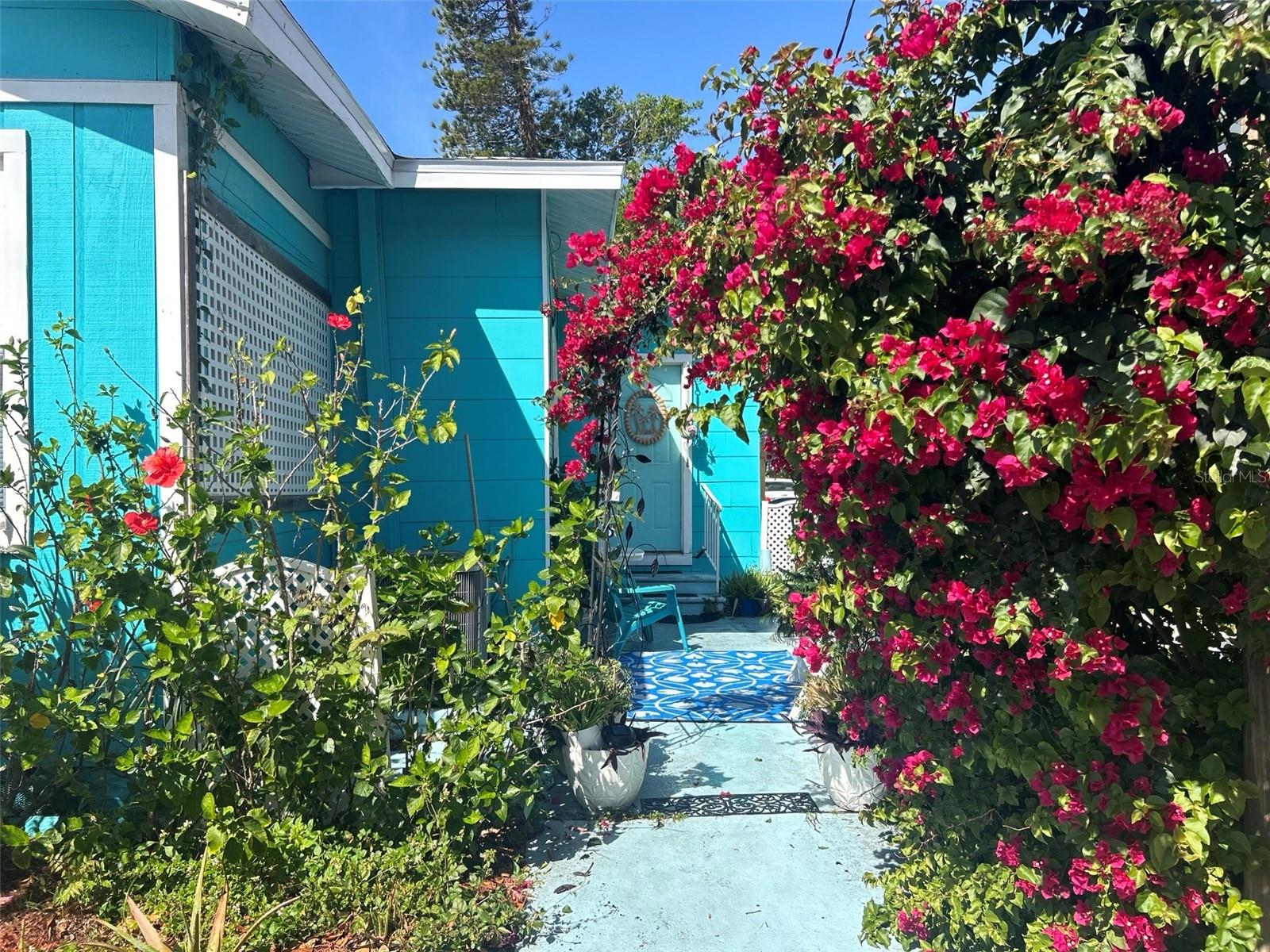 Amazing all included studio apartment with private patio and off street parking!! Historic Uptown One mile from Beach Drive and the Pier. Walking distance to St Joseph Hospital and beautiful Crescent Lake.Only 20 Minuets to World Class Beaches with easy access to the interstate just off Exit 375 to downtown St Pete. SMOKING ALLOWED OUTSIDE sitting area. Small pet ok Great opportunity to check out living in the Berg!