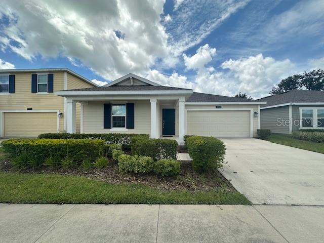 Beautiful 3-bedroom, 2-bathroom single family home). Spacious layout, comfortable distribution, starting at the entrance with 2 bedrooms and a guest bathroom. Down the hallway, you'll find the spacious kitchen integrated into the living and dining room, and the master bedroom with a bathroom and walk-in closet. The property also has a laundry room, a two-car garage, and a large backyard. Its convenient location is close to shopping, restaurants, and Osceola Hospital. The community has incredible amenities.