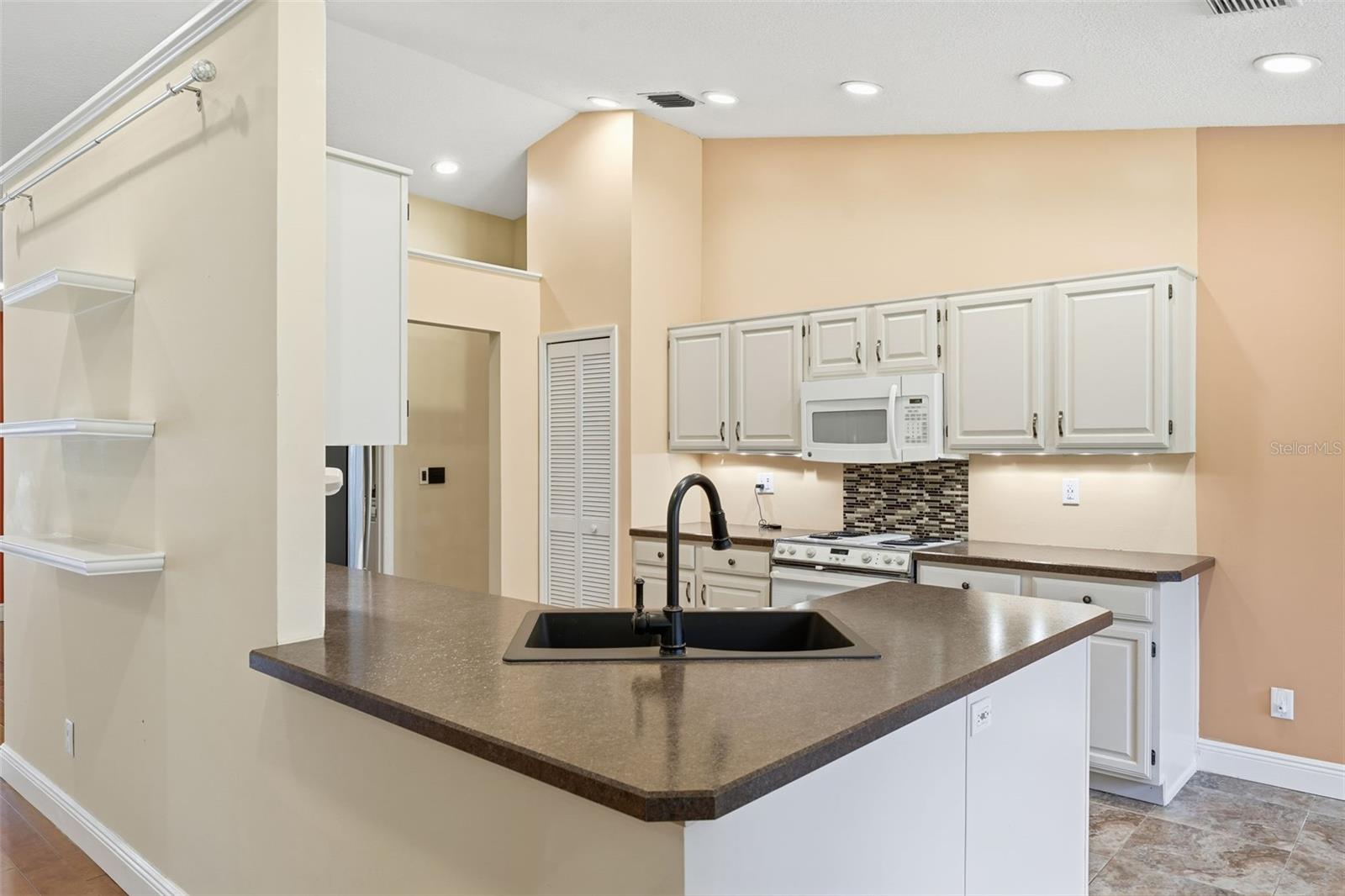 MOUNT PLYMOUTH - Residential