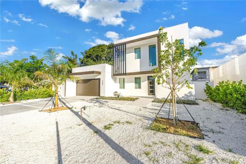 Tiny photo for 2305 Temple Street, Sarasota, FL 34239 (MLS # A4670467)