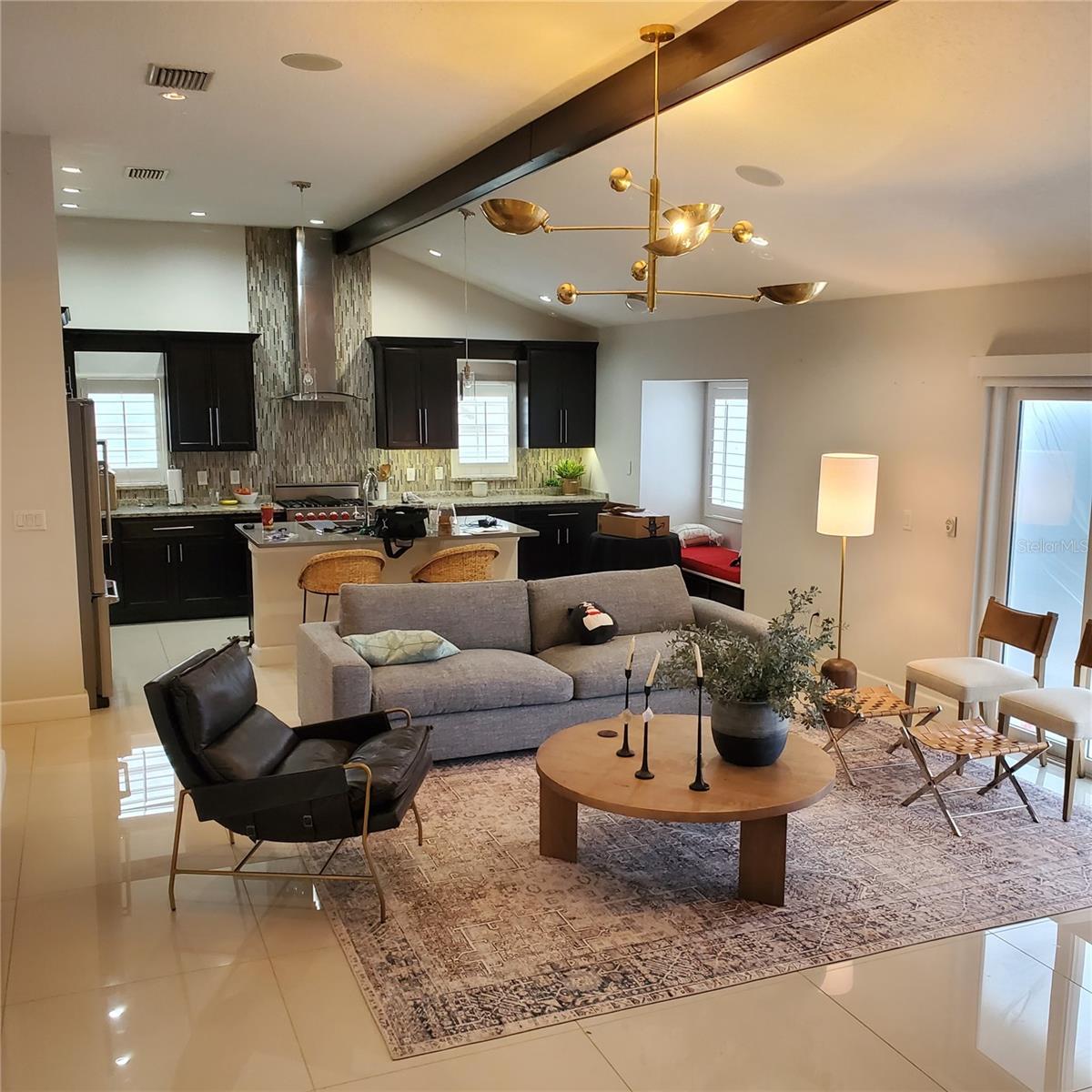 BANKS COLONIAL ESTATES - Residential Lease