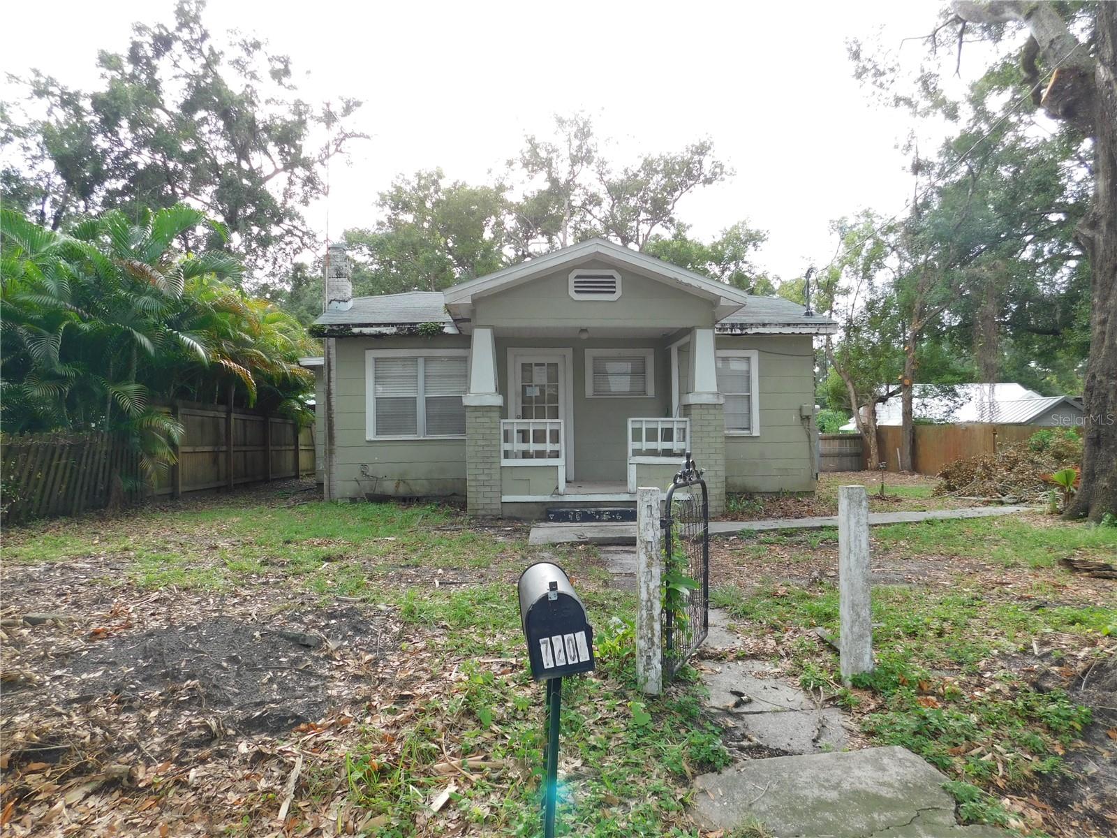 Auction Property. Welcome to your home in the heart of the city! This 3-bedroom, 2-bathroom house is bursting with potential and just waiting for you to bring it back to life. Step outside to discover your private haven—a large lot that offers a blank canvas for landscaping, outdoor entertaining, or even that garden you've always dreamed of. Whether it’s a sun-soaked patio or a lush retreat filled with greenery, the possibilities are as limitless as your imagination. This property is a rare find in today’s market.