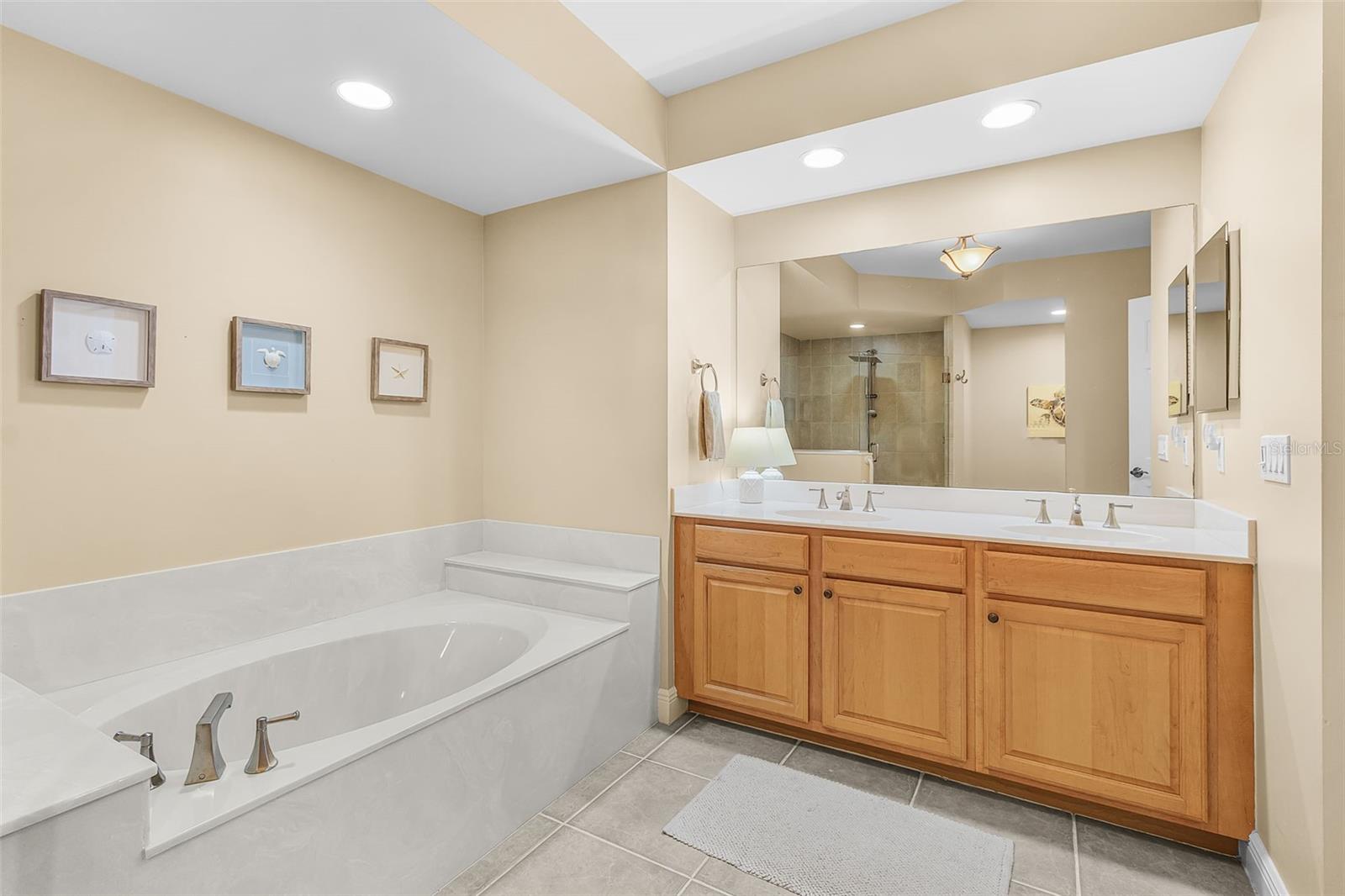 GRANDE ISLE TOWERS I & 02 PH I - Residential