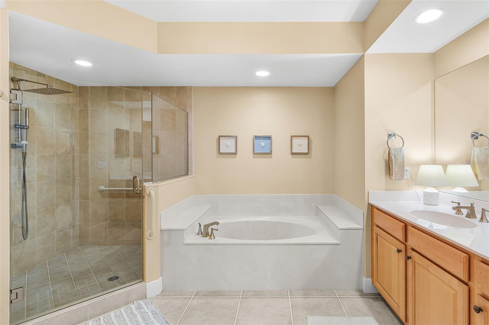 GRANDE ISLE TOWERS I & 02 PH I - Residential