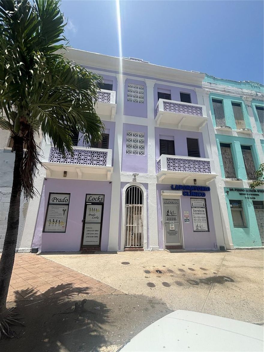 12-Unit Building in a Strategic Location – Secure and Profitable Investment
 Privileged location just minutes from Old San Juan, on a high-visibility avenue with easy access.
Completely occupied, generating stable income from day one.
13 water meters and 13 electricity meters, ideal for efficient management.
Diverse units:
2 commercial spaces on the ground floor with excellent exposure.
7 one-bedroom, one-bathroom apartments.
2 two-bedroom, one-bathroom apartments.

 Investment opportunity: Ideal for short-term or long-term rentals, with potential to benefit from government incentives for hospitality.
Don’t miss this opportunity! Contact us for more details and to schedule your visit.