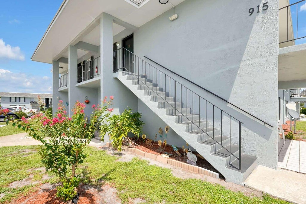 Photo of 915 W Oak Ridge Road #B, Orlando, FL 32809 (MLS # O6449694)