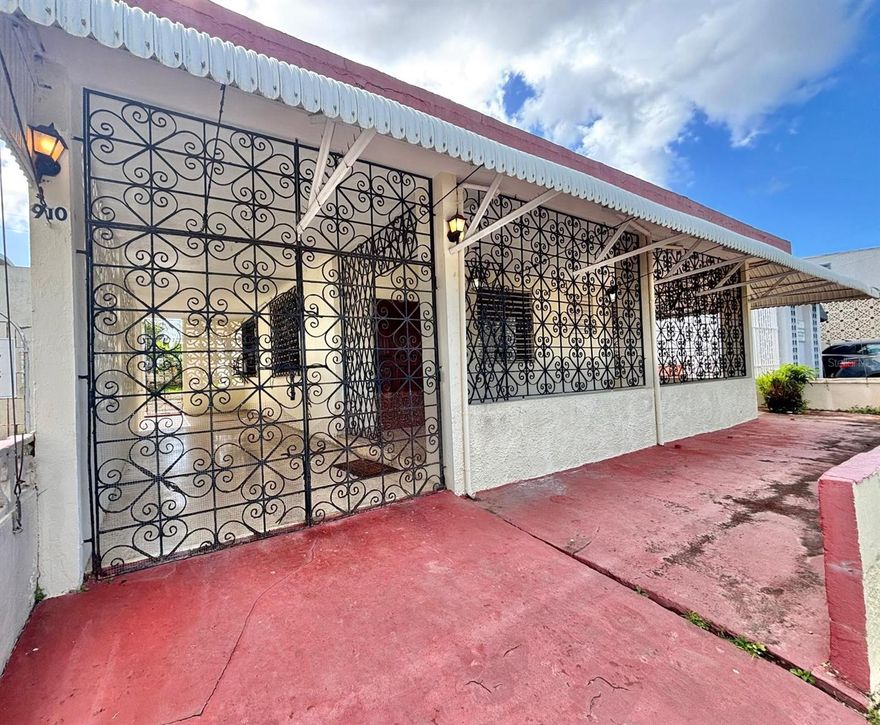 Residential Property in Reparto Metropolitano – San Juan
Comfortable residential property located in Urb. Reparto Metropolitano, Street 910, Street 1 SE, in a central and highly convenient area.

The home features 3 bedrooms and 2 full bathrooms, along with a living room and kitchen, offering a functional and well-distributed layout. It also includes a carport, ample balcony, and laundry area, providing added convenience.

The property is being sold "as is" with appliances, including stove, ceiling fans, and air conditioning units. 

Centrally located, near Centro Médico, Avenida Américo Miranda, San Juan and Guaynabo, with easy access to major roads, shopping, and services.