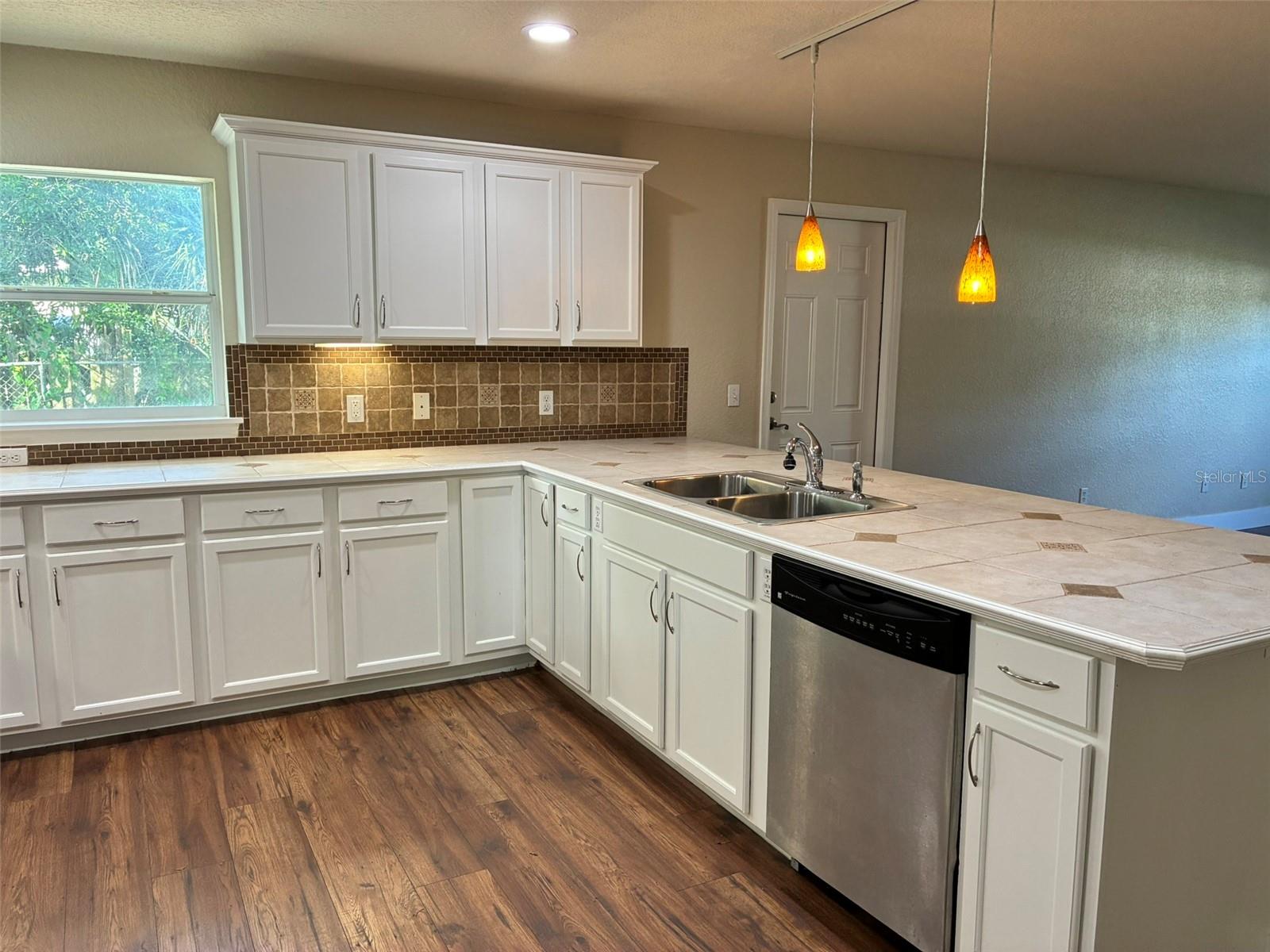 COUNTRY CLUB HEIGHTS UNIT 1 - Residential Lease