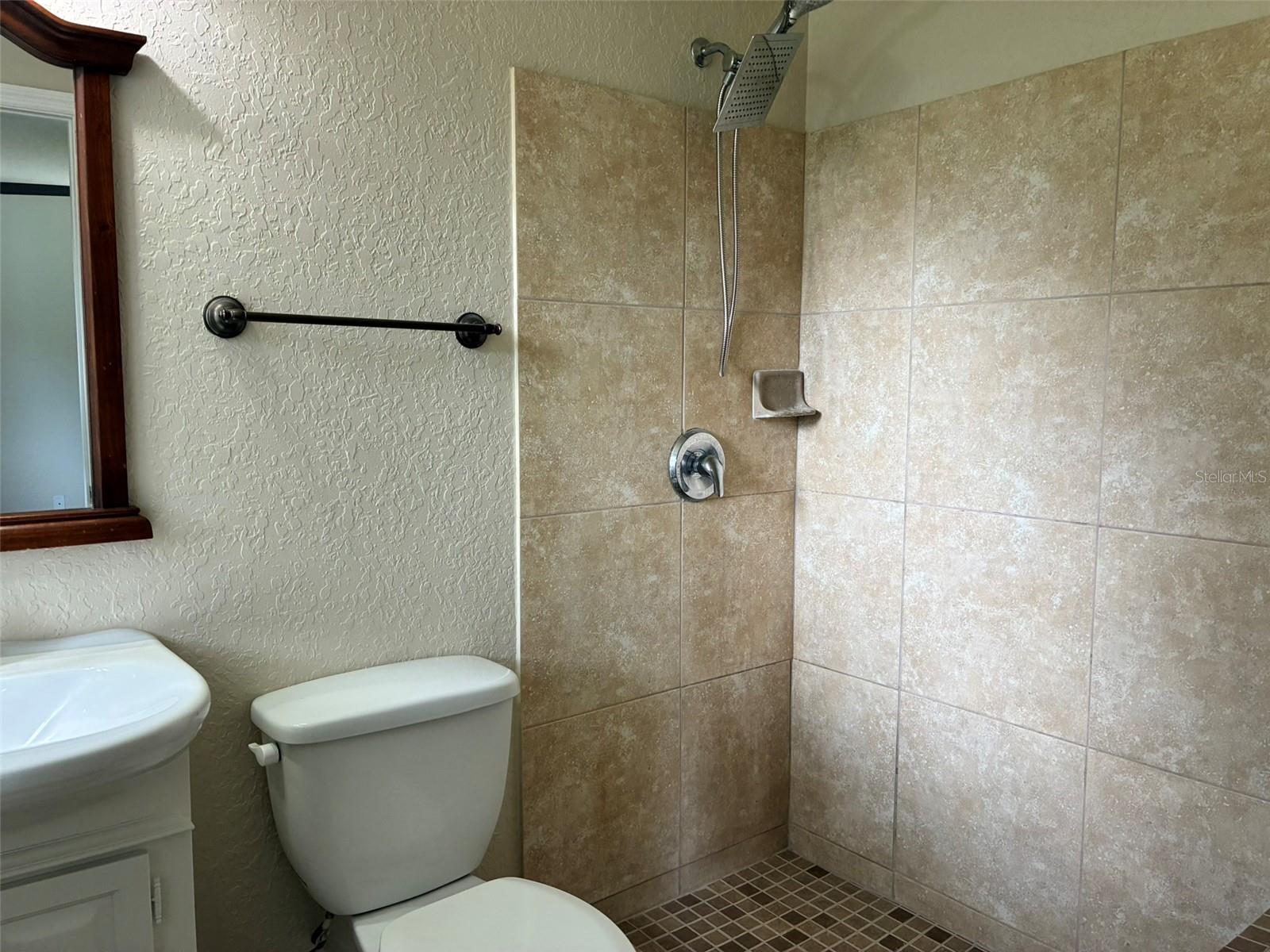 COUNTRY CLUB HEIGHTS UNIT 1 - Residential Lease