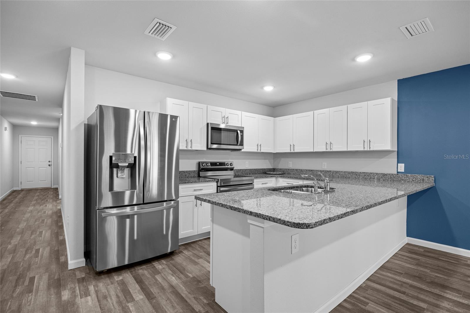 LAUREL POINTE - Residential