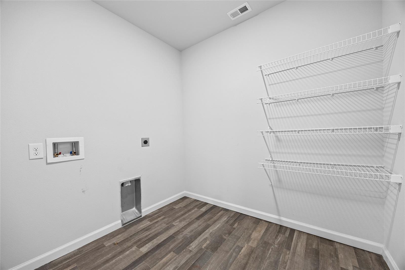 LAUREL POINTE - Residential