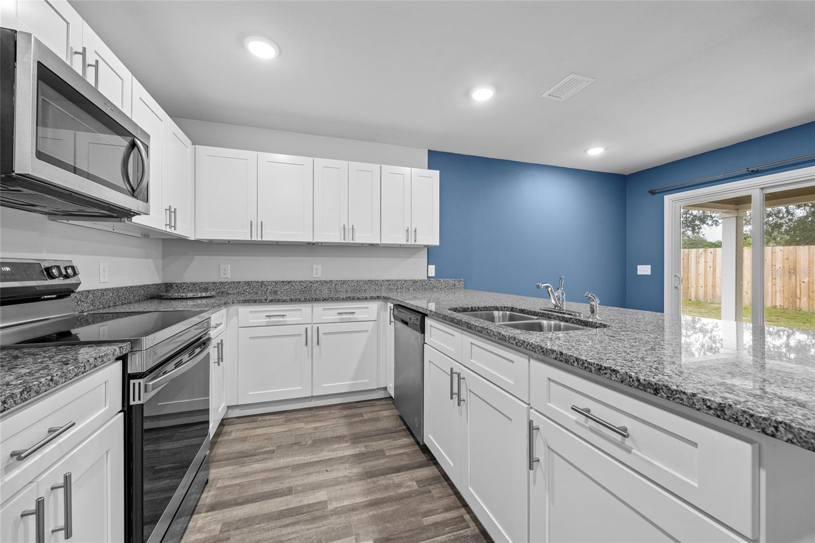 LAUREL POINTE - Residential