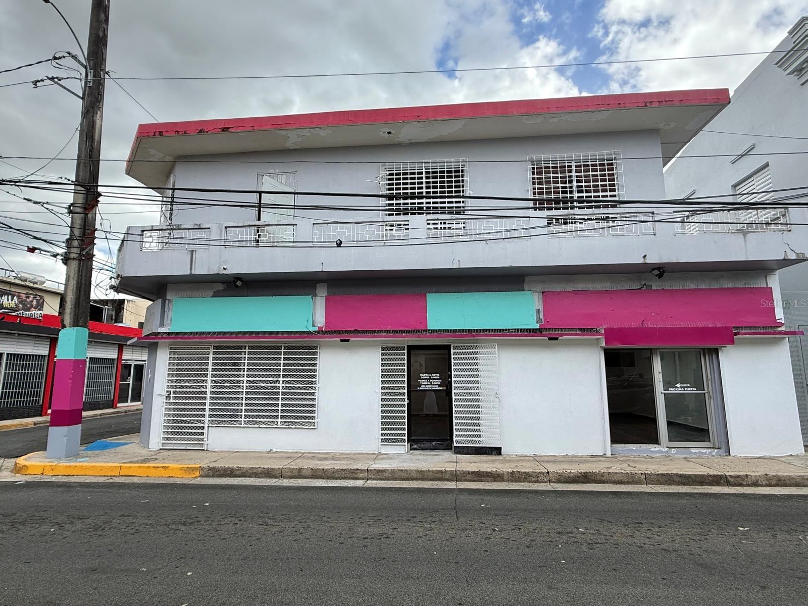 Prime corner commercial space in downtown Caguas, remodeled with 1,000 sq. ft., private parking for 5 cars plus street parking. Features new A/C units, 2 bathrooms, storage, and excellent lighting. Ideal for medical office, law firm, lab, or specialized school. Minutes from Las Catalinas Mall, City Hall, and Gatsby.