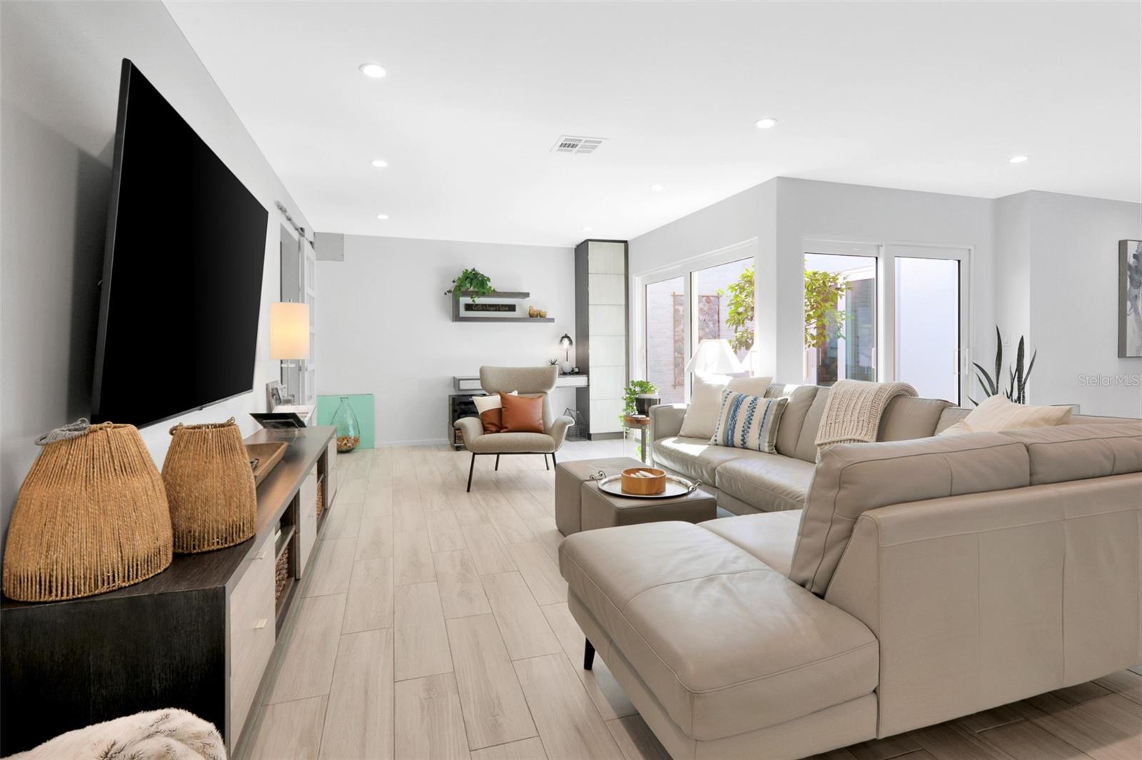 GLEN OAKS MANOR HOMES PH 2 - Residential Lease