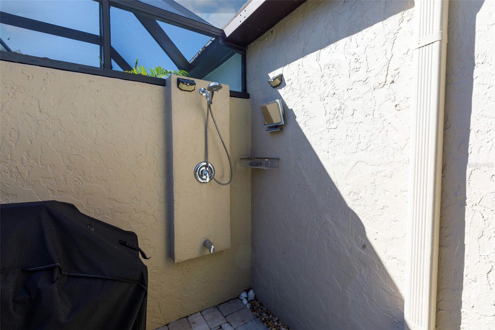 GLEN OAKS MANOR HOMES PH 2 - Residential Lease