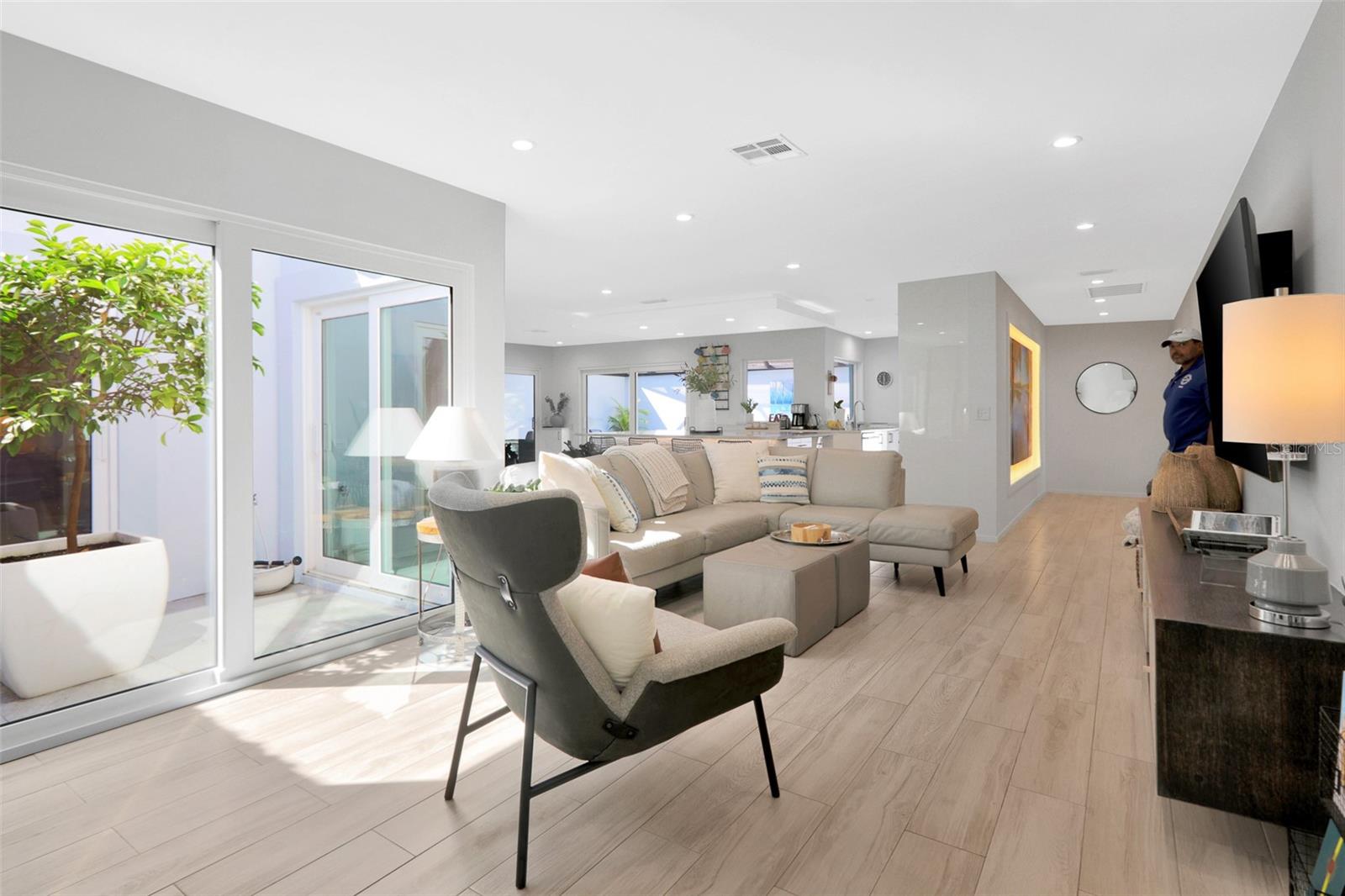 GLEN OAKS MANOR HOMES PH 2 - Residential Lease