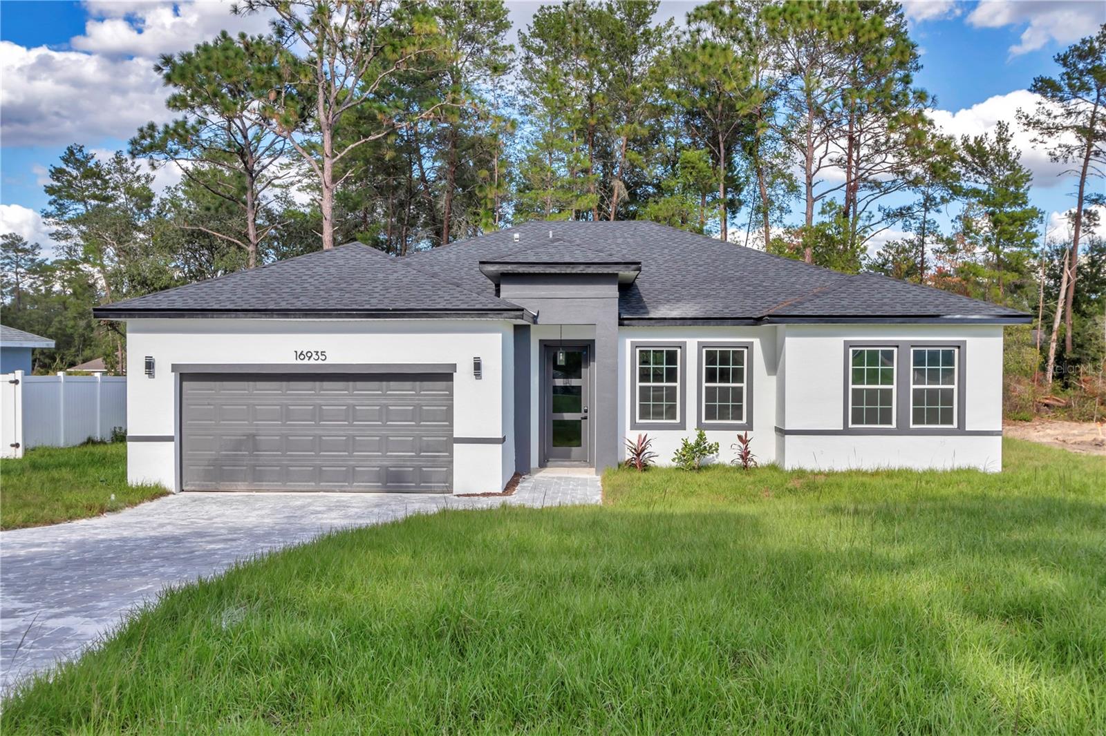 Beautiful, modern, and sophisticated residence in Ocala!
If you're looking for a contemporary, spacious, and elegant home, this is the ideal choice. Newly built with refinement and attention to detail, this property impresses from the moment you enter.
Upon entering, you are greeted by a spacious open-concept living room, integrated with the dining room and kitchen. Sliding doors allow for abundant natural light and create a seamless connection between the indoor and outdoor spaces.
In the back, a large covered porch offers the ideal space for leisure and relaxation with family, combining comfort and practicality in an environment integrated with the outdoor area.
The kitchen is fully equipped with white wood cabinets, stainless steel appliances, and a functional countertop, perfect for quick and casual meals.
In the private area, the master suite is a true retreat, with a large walk-in closet, private bathroom with double sinks, and a relaxing bathtub. The other bedrooms offer versatility—ideal for hosting guests, setting up an office, or creating personalized spaces.
The two-car garage has an automatic door, ensuring practicality and security in everyday life.
Located in a rapidly growing area of ??Ocala, this house combines modernity, space, and appreciation potential.
Don't miss this opportunity! Schedule your visit and discover how easy it is to fall in love with your new home.
