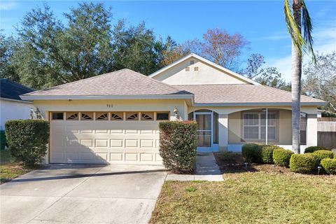 A home in EUSTIS