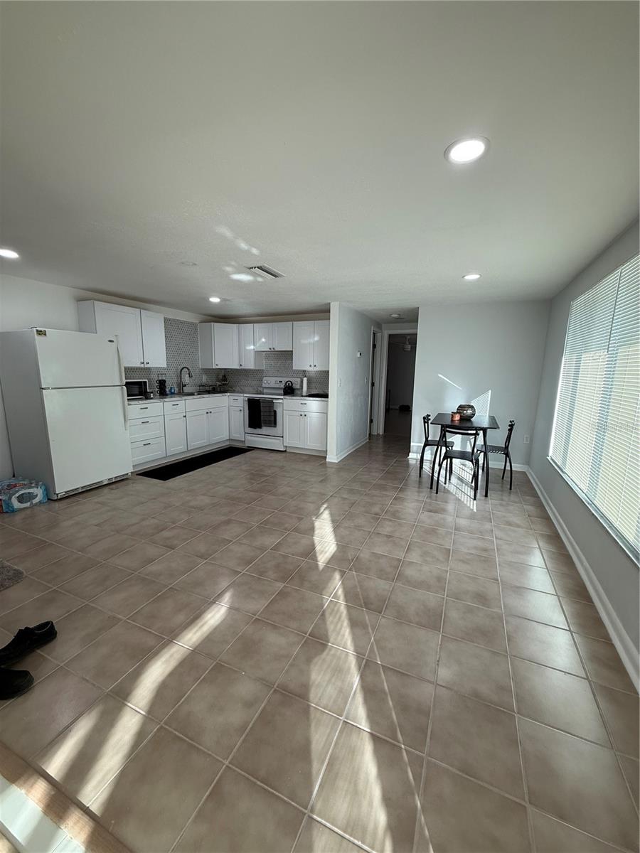 7 MANOR COURT