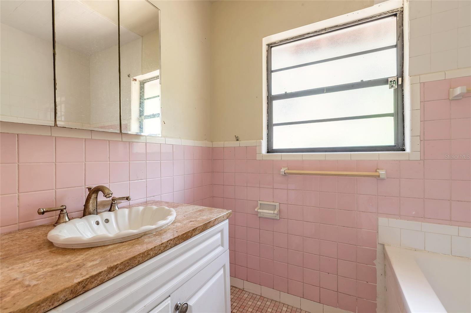 TUCKER 02 BLK 14 KINGSTON - Residential